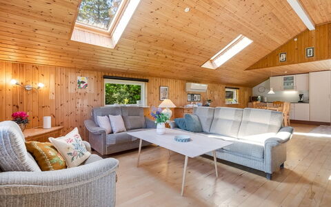 Godwin - 800M from the Sea: Hout, Interieur Ontwerp, Plafond, Huis, Verblijf, Meubilair, Kamer, Woonkamer, Hardwood, Lichte Inrichting