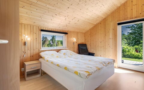 Godwin - 800M from the Sea: Hout, Plafond, Interieur Ontwerp, Huis, Slaapkamer, Hardwood, Verblijf, Kamer, Bed, Beits