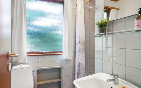 Kaija - from the Sea: Badkamer, Wastafel In De Badkamer, Loodgieterswerkinrichting, Interieur Ontwerp, Flooring, Verdieping, Wastafel, Kraan, Loodgieter, Kamer