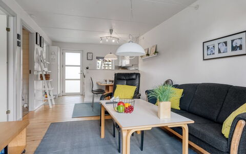 Enwald - 100M from the Sea: Meubilair, Flooring, Interieur Ontwerp, Muur, Bankstel, Hout, Verdieping, Plafond, Woonkamer, Kamer