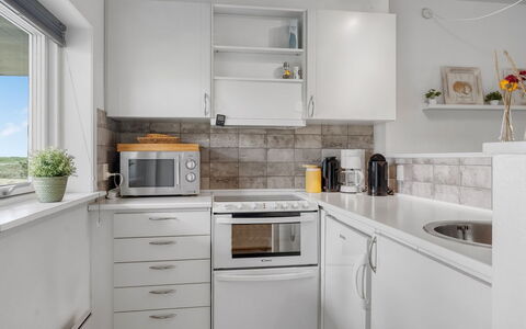 Enwald - 100M from the Sea: Toestel Van De Keuken, Keuken, Countertop, Major Appliance, Cabinetry, Huishoudapparatuur, Interieur Ontwerp, Flooring, Plafond, Meubilair