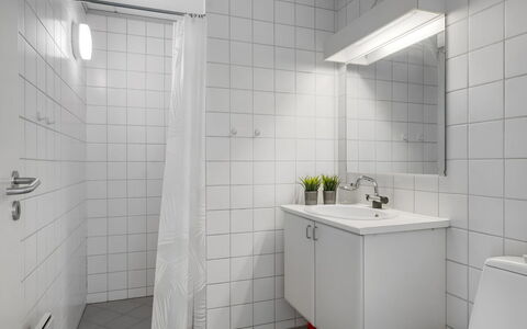 Enwald - 100M from the Sea: Muur, Flooring, Verdieping, Interieur Ontwerp, Loodgieterswerkinrichting, Plafond, Loodgieter, Wastafel, Badkamer, Samengesteld Materiaal