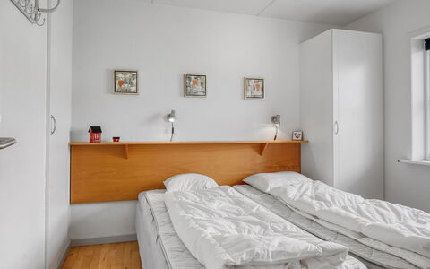 Enwald - 100M from the Sea: Bed, Slaapkamer, Muur, Laken, Interieur Ontwerp, Bedding, Flooring, Verdieping, Meubilair, Plafond