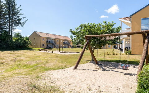 Enwald - 100M from the Sea: Lucht, Gazon, Landgoed, Schaduw, Werf, Backyard, Park, Boerderij