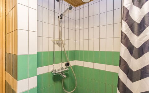 Veramukka B1: Flooring, Loodgieterswerkinrichting, Verdieping, Badkamer, Interieur Ontwerp, Loodgieter, Tegel, Douche, Kraan, Toilet