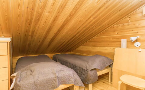Veramukka B1: Verdieping, Flooring, Interieur Ontwerp, Hout, Plafond, Meubilair, Slaapkamer, Houten Vloer, Kamer, Bed