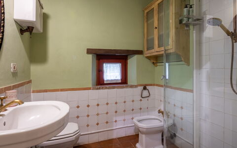 Villa Santa Barbara: Badkamer, Loodgieterswerkinrichting, Wastafel In De Badkamer, Muur, Interieur Ontwerp, Wastafel, Flooring, Wc Bril, Toilet, Kraan