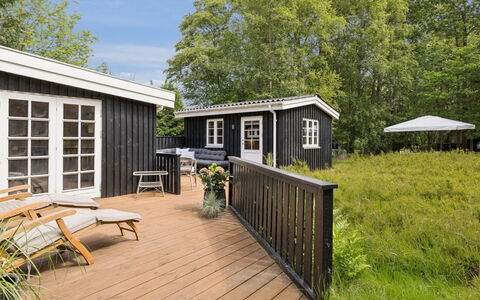 Ami - 850M from the Sea: Hout, Huis, Verblijf, Tuin, Veranda, Hardwood, Dek, Backyard, Schaduw, Werf