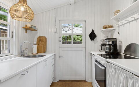 Ami - 850M from the Sea: Plafond, Interieur Ontwerp, Keuken, Countertop, Cabinetry, Lichte Inrichting, Huishoudapparatuur, Kamerplant, Kraan, Loodgieterswerkinrichting