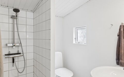 Ami - 850M from the Sea: Muur, Hout, Loodgieterswerkinrichting, Flooring, Verdieping, Badkamer, Loodgieter, Toilet, Samengesteld Materiaal, Plafond
