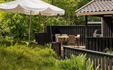 Ami - 850M from the Sea: Hout, Schaduw, Buitenmeubels, Backyard, Buitentafel, Hardwood, Tuin, Beits, Outdoor Structuur, Dek