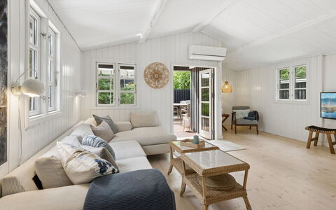 Ami - 850M from the Sea: Hout, Bankstel, Huis, Woonkamer, Flooring, Interieur Ontwerp, Verdieping, Plafond, Deur