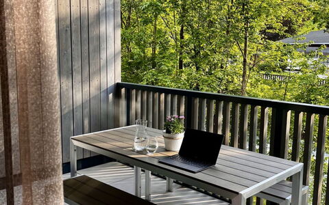 Apartment Places2Be: Meubilair, Hout, Tafel, Buitenmeubels, Stoel, Buitentafel, Veranda, Keuken En Eettafel, Schaduw, Hardwood