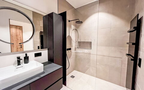 Apartment Places2Be: Flooring, Interieur Ontwerp, Verdieping, Badkamer, Loodgieterswerkinrichting, Spiegel, Badkamerkast, Loodgieter, Plafond, Tegel
