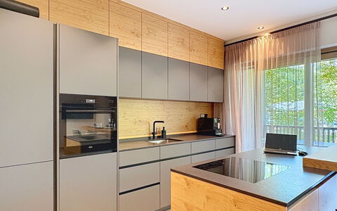 Apartment Places2Be: Keuken, Countertop, Toestel Van De Keuken, Flooring, Hout, Cabinetry, Interieur Ontwerp, Meubilair, Major Appliance, Verdieping