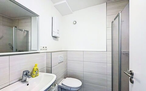 Cozy Home Lahnstein: Flooring, Loodgieterswerkinrichting, Badkamer, Interieur Ontwerp, Verdieping, Wastafel, Loodgieter, Kraan, Plafond, Wastafel In De Badkamer