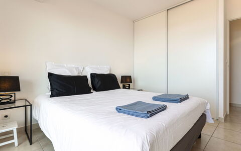 Diana: Bed, Meubilair, Slaapkamer, Interieur Ontwerp, Kamer, Verdieping, Laken, Bedding, Flooring, Plafond