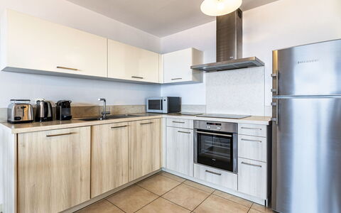 Diana: Flooring, Interieur Ontwerp, Keuken, Major Appliance, Countertop, Toestel Van De Keuken, Hout, Cabinetry, Verdieping, Kamer