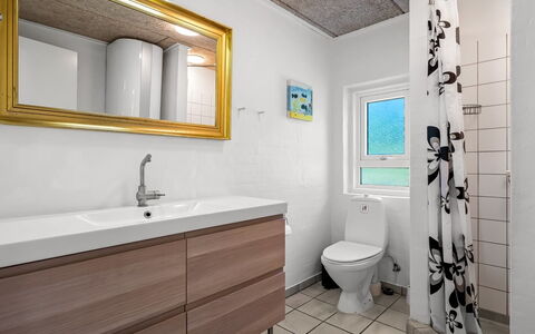 Fria - 200M from the Sea: Flooring, Loodgieterswerkinrichting, Verdieping, Interieur Ontwerp, Wastafel In De Badkamer, Badkamer, Wastafel, Hout, Badkamerkast, Toilet