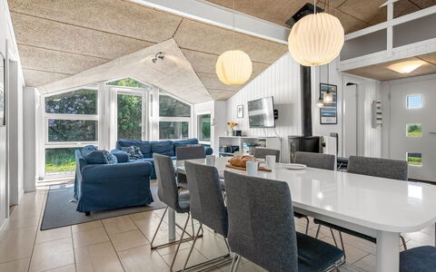 Fria - 200M from the Sea: Interieur Ontwerp, Plafond, Hout, Meubilair, Flooring, Verdieping, Bankstel, Woonkamer, Huis, Lichte Inrichting