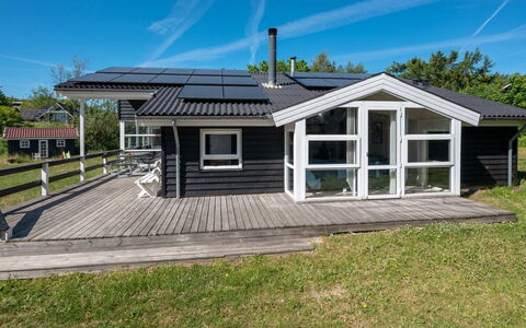 Fria - 200M from the Sea: Huis, Huis, Dak, Verblijf, Deur, Veranda, Siding, Garden Gebouwen, Landgoed, Schaduw