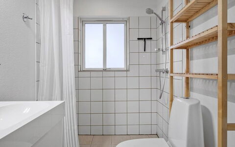 Ferdine - from the Sea: Muur, Flooring, Verdieping, Interieur Ontwerp, Kamer, Loodgieterswerkinrichting, Plafond, Tegel, Loodgieter, Badkamer