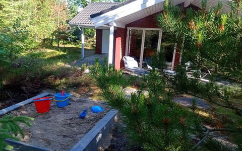 Ferdine - from the Sea: Struik, Tuin, Verblijf, Huis, Huis, Dak, Groundcover, Garden Gebouwen, Backyard