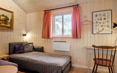 Ferdine - from the Sea: Slaapkamer, Bed, Hout, Meubilair, Interieur Ontwerp, Plafond, Verdieping, Laken, Flooring, Bedding