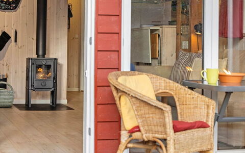 Ferdine - from the Sea: Hout, Deur, Bloempot, Beits, Hardwood, Stoel, Houten Vloer, Kamerplant, Dek, Veranda