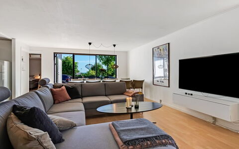 Isalie - 300M from the Sea: Meubilair, Interieur Ontwerp, Bankstel, Flooring, Woonkamer, Verdieping, Muur, Hout, Kamer, Televisie