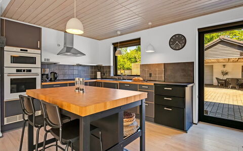 Isalie - 300M from the Sea: Meubilair, Interieur Ontwerp, Keuken, Countertop, Flooring, Hout, Plafond, Cabinetry, Verdieping, Lichte Inrichting