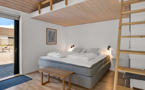 Isalie - 300M from the Sea: Hout, Flooring, Verdieping, Interieur Ontwerp, Meubilair, Slaapkamer, Plafond, Bed, Kamer, Bed Frame