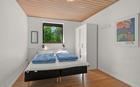 Isalie - 300M from the Sea: Interieur Ontwerp, Slaapkamer, Hout, Bed, Plafond, Verdieping, Meubilair, Flooring, Laken, Bedding