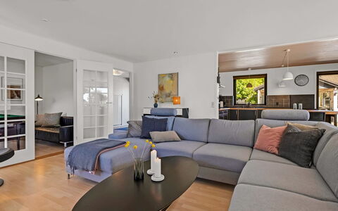 Isalie - 300M from the Sea: Meubilair, Interieur Ontwerp, Bankstel, Flooring, Verdieping, Woonkamer, Hout, Plafond, Kamer, Appartement
