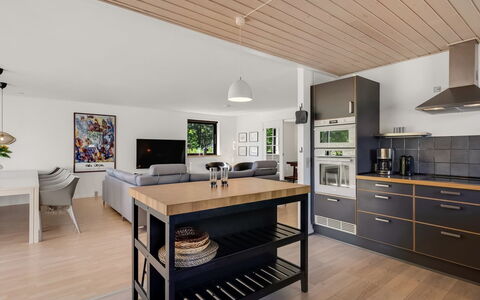 Isalie - 300M from the Sea: Meubilair, Interieur Ontwerp, Flooring, Keuken, Countertop, Hout, Plafond, Houten Vloer, Cabinetry, Verdieping