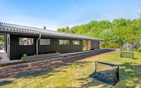 Skuli - 300M from the Sea: Struik, Dak, Huis, Groundcover, Verblijf, Schaduw, Landgoed, Tuin, Garden Gebouwen, Siding