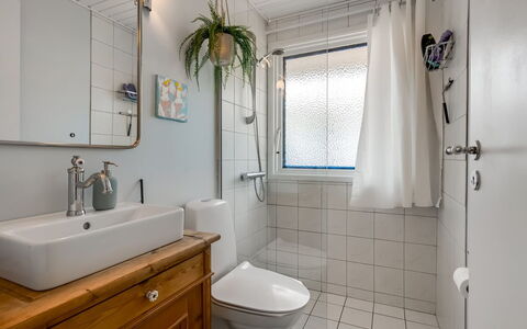 Skuli - 300M from the Sea: Wastafel In De Badkamer, Badkamer, Loodgieterswerkinrichting, Wastafel, Interieur Ontwerp, Kraan, Wc Bril, Spiegel, Toilet, Loodgieter