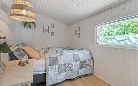 Skuli - 300M from the Sea: Interieur Ontwerp, Hout, Flooring, Plafond, Verdieping, Slaapkamer, Meubilair, Verlichting, Bed, Kamer