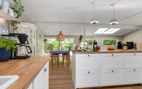 Skuli - 300M from the Sea: Keuken, Countertop, Flooring, Cabinetry, Interieur Ontwerp, Meubilair, Hout, Toestel Van De Keuken, Lichte Inrichting, Verdieping