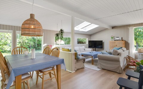 Skuli - 300M from the Sea: Meubilair, Interieur Ontwerp, Hout, Flooring, Plafond, Verdieping, Bankstel, Huis, Stoel, Woonkamer