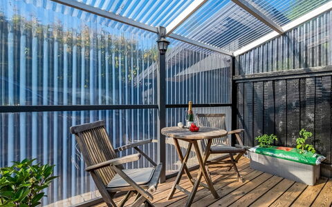 Skuli - 300M from the Sea: Samengesteld Materiaal, Metaal, Bloempot, Dek, Glas, Veranda, Schaduw, Kamerplant, Ontwerp, Hardwood