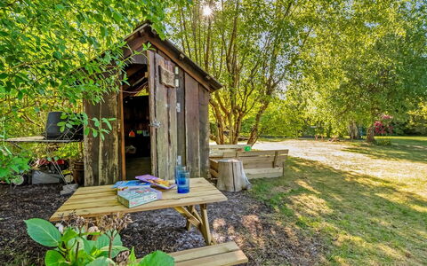 Skuli - 300M from the Sea: Hout, Schuur, Struik, Garden Gebouwen, Land Lot, Landelijk Gebied, Keet, Tuin, Groundcover, Trunk
