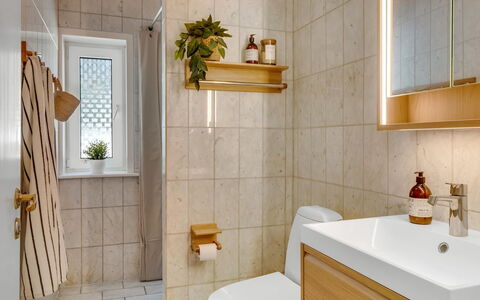 Senija - 175M from the Sea: Badkamer, Loodgieterswerkinrichting, Flooring, Interieur Ontwerp, Wastafel In De Badkamer, Wastafel, Verdieping, Toilet, Wc Bril, Kraan