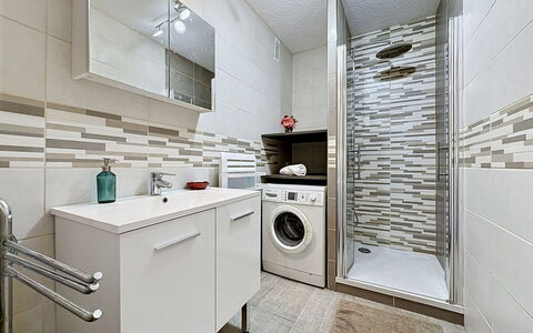 California: Flooring, Wasmachine, Interieur Ontwerp, Verdieping, Badkamerkast, Loodgieterswerkinrichting, Wasruimte, Plafond, Wasdroger, Badkamer