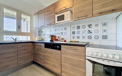 California: Keuken, Major Appliance, Cabinetry, Flooring, Hout, Toestel Van De Keuken, Interieur Ontwerp, Countertop, Appartement, Verdieping