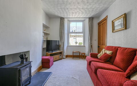 Coach House on Aigas Golf Course: Flooring, Muur, Verdieping, Meubilair, Hout, Interieur Ontwerp, Plafond, Kamer, Appartement, Woonkamer