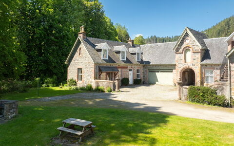 Coach House on Aigas Golf Course: Gebouw, Gras, Venster, Huis, Dak, Huis, Struik, Verblijf, Landschap