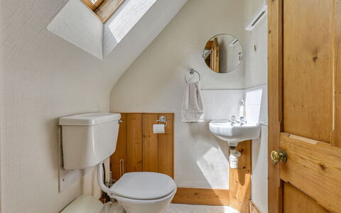 Coach House on Aigas Golf Course: Loodgieterswerkinrichting, Badkamer, Flooring, Wastafel, Interieur Ontwerp, Verdieping, Loodgieter, Wastafel In De Badkamer, Kraan, Toilet