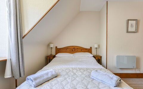 Coach House on Aigas Golf Course: Bed, Slaapkamer, Hout, Meubilair, Laken, Bedding, Interieur Ontwerp, Verdieping, Huis, Bed Frame