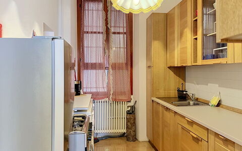 Una Finestra sul Lago: Keuken, Toestel Van De Keuken, Countertop, Cabinetry, Major Appliance, Hout, Meubilair, Interieur Ontwerp, Flooring, Kast